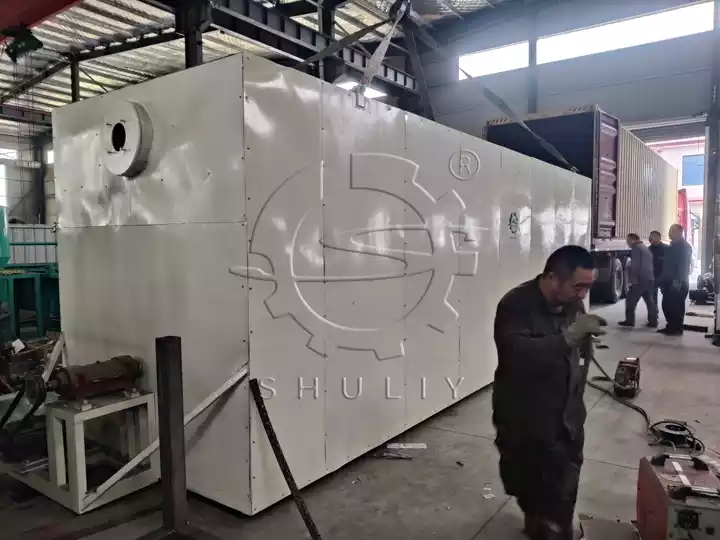 Máquina de proceso de secado de bandejas de papel.